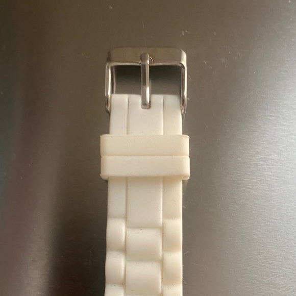 Elegant Orange and White Smartwatch - Picture 4 of 5